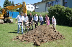 Beim Spatenstich: 3. Vorsitzender TVD Horst Gehmecker, Ortsvorstand Klaus Ernst, Planungsbüro Guckes: Ralf Lambert, Landrat Michael Cyriax, 1. Vorsitzender Frank Strathmann, Bürgermeisterin Gisela Stang, 2. Vorsitzende Gisela Müller