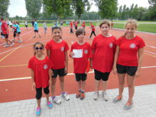 Foto v.l.n.r. Lea Cabiles, Sophie Frunzi, Schiedsrichter Joshua Dömel, Miriam Wilhelm, Helene Blaschke